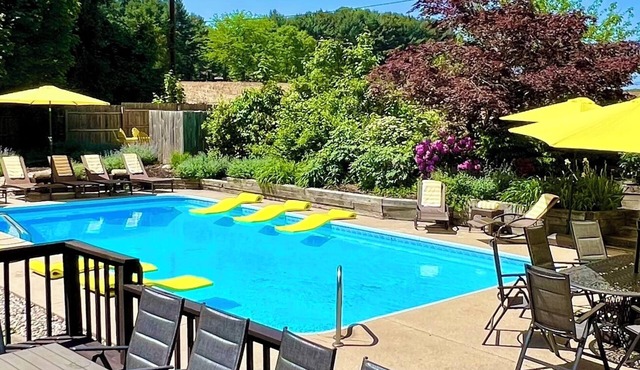 ALLEGAN FIELDS Sleeps 24, Pool, HotTub, Fireplace, Fire Pit, PingPong, Billiards