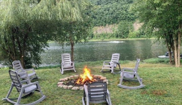Allegheny River Retreat-Spectacular river views!