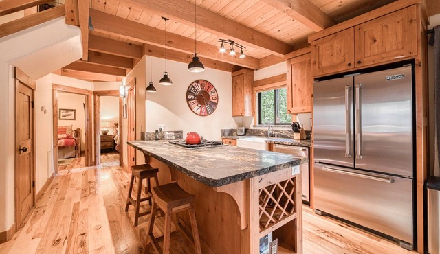 Allenby by Tahoe Getaways - Pet-Friendly Cabin By the Lake