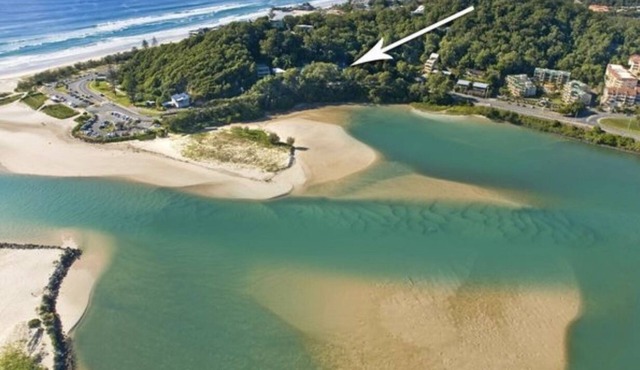 Alley Beach House Currumbin with rooftop deck & plunge pool opposite the beach