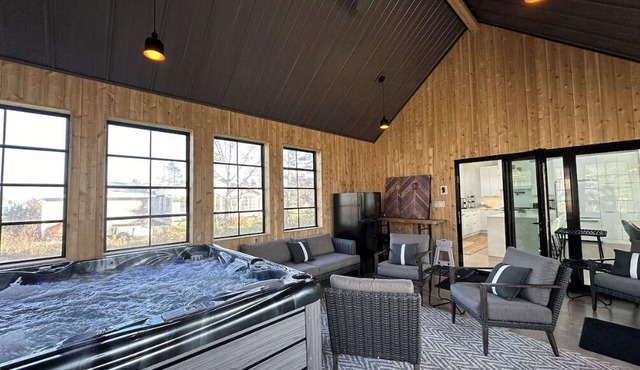Alley Lane: Luxury Lakeside Beach Escape with Theatre Room & Private Hot Tub