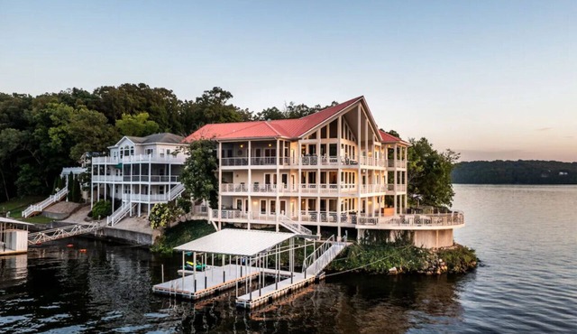 Allie's - Amazing 8,000 SF Home with -Private Pool-hot tub- Sleeps 26+