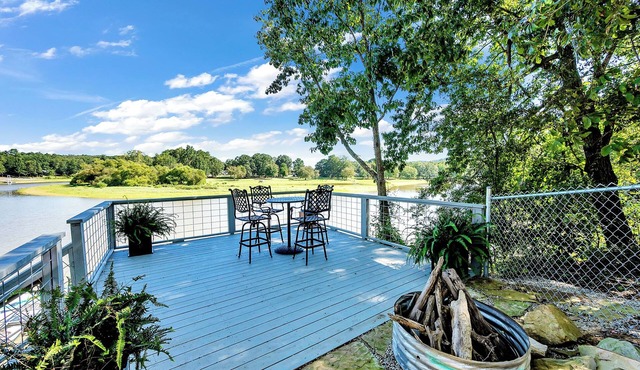 Allie's on the Rocks pet-friendly lake bungalow