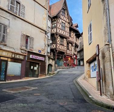Allium Center Thiers - Clermont-Ferrand - Lyon - Free Parking - Self-check-in !