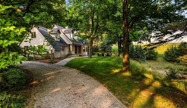 Allium Hill House, Luxury vineyard estate, king suites, great for groups.