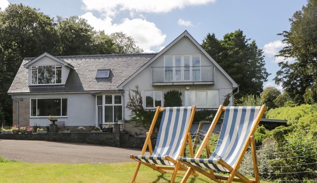 ALLOA, pet friendly, character holiday cottage in Newby Bridge