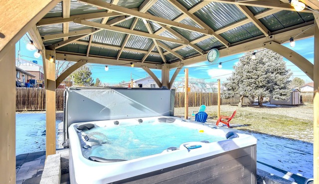 Allow Pets, View of Downtown, 5mins to Waterworld, Game Room, Firepit, Hot Tub