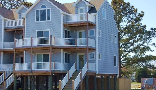 Allowaves- Luxury Town Home with Community Pool & Fishing Pier