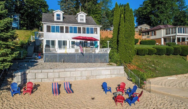 AllSports LakeHouse, Private Beachfront/Dock/FirePit/Grill/Paddleboards