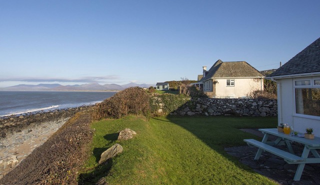ALLT Y MOR, pet friendly, with open fire in Harlech