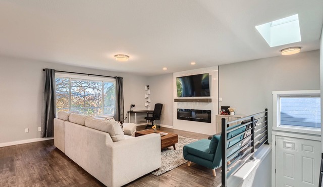 Alluring 5BD Aviation Home w/Garage Parking