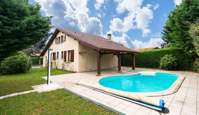 Alluring holiday home in Ste-Eulalie en Born with pool