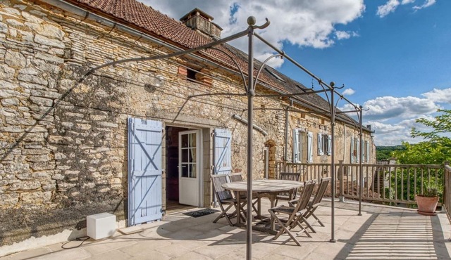 Alluring Holiday Home in Dégagnac with Heated Pool