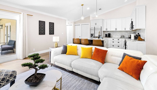 Alluring Luxury Oasis: Modern Comfort and Relaxation