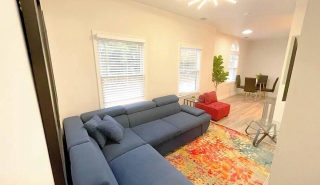 Alluring unit with 2 KING beds and Optional parking/sleeps 6/Minutes to Broadway