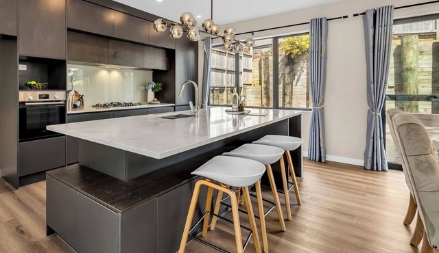 Alluvial New Build - Huge Backyard & Deck, 6 Baths