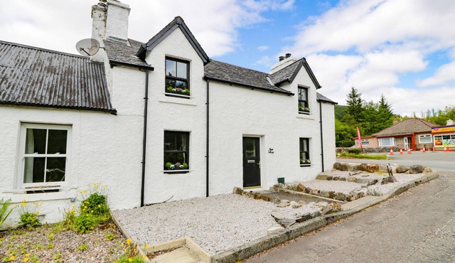 ALMA COTTAGE, pet friendly, with a garden in Tyndrum