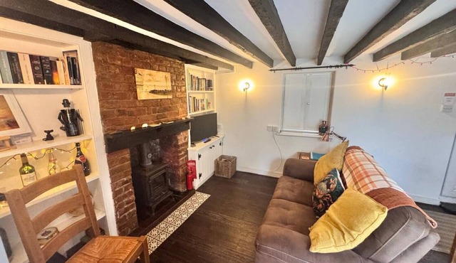 Alma Cottage - Romantic Retreat w/Log Burner - Mins to Ramsgate Beach and Marina - Dog Friendly