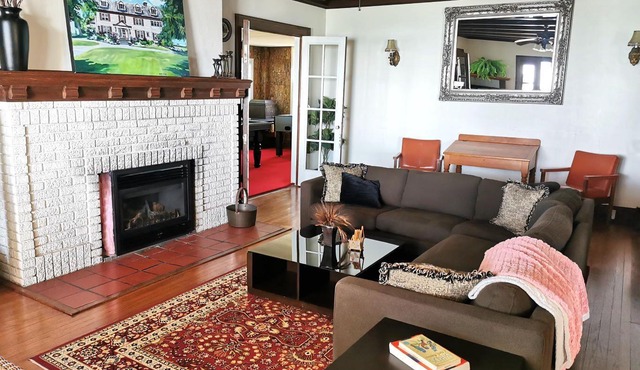 "Alma Villa - Historic Lakefront Mansion w/Hot Tub"