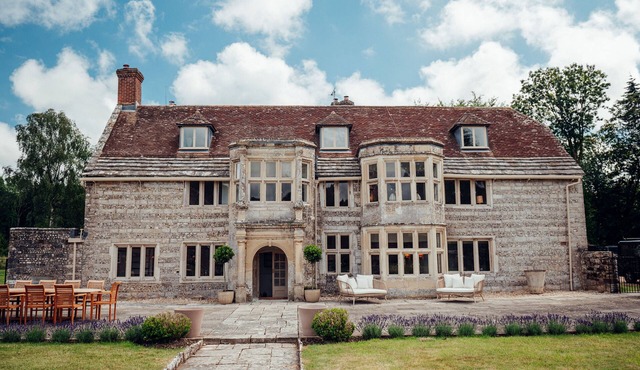 ALMER MANOR LUXURY DORSET COUNTRY ESTATE. SLEEPS UP TO 22,HOT TUB, TENNIS COURTS