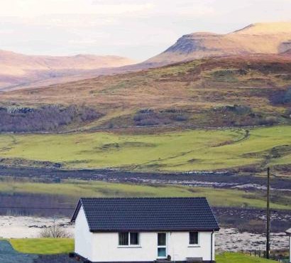 Almondbank Cottage - 2 Bedrooms, 8 miles from Portree Earlier check-in at 2pm - later departure time of 11am