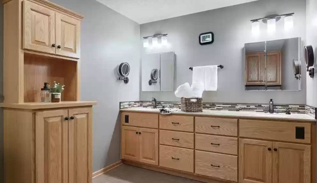 Almost 2 acre remodeled 5 bed room 4 bath one mile south of Excelsior