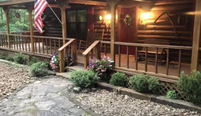 “Almost Heaven” a beautiful log cabin located in a lake and golfing resort!