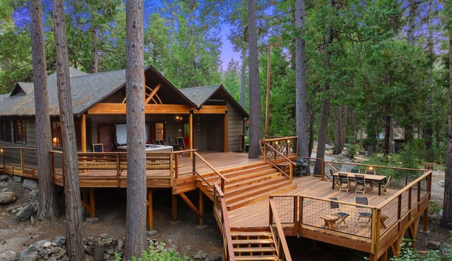 Almost Heaven! A charming cabin on the creek walk to town with spa