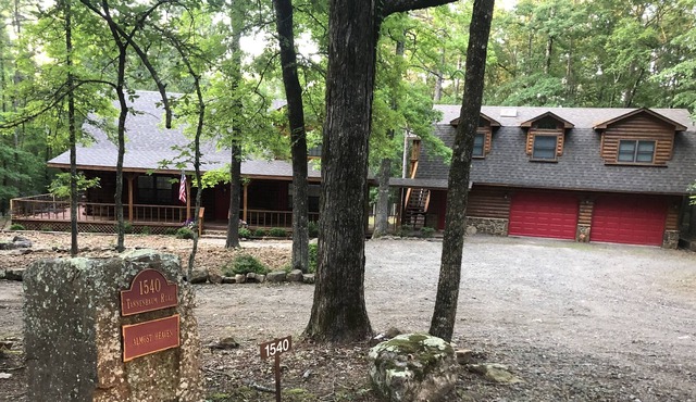 Almost Heaven a real "Honest Abe" Log Cabin in Tannenbaum Resort!