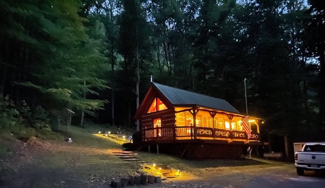 Almost Heaven. beautiful, private, quiet, log cabin nestled in the mountains.