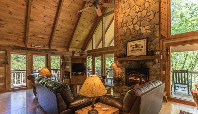 Almost Heaven Bright and Sunny Cabin with hot tub in the Valle Crucis Area