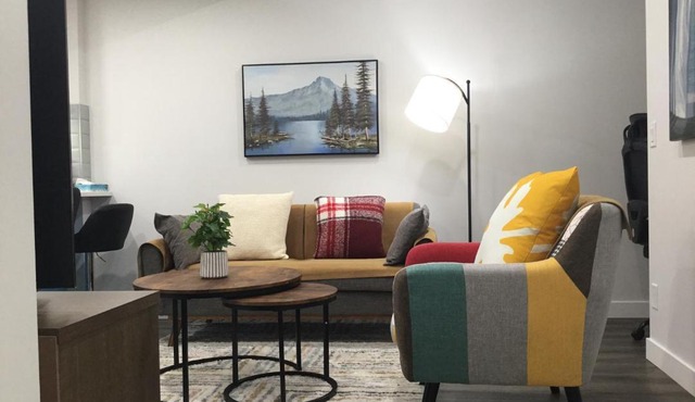 Almost Heaven - Cozy 2BDRM APT near Heritage Park,Spruce Meadows & Banff-SW Calgary