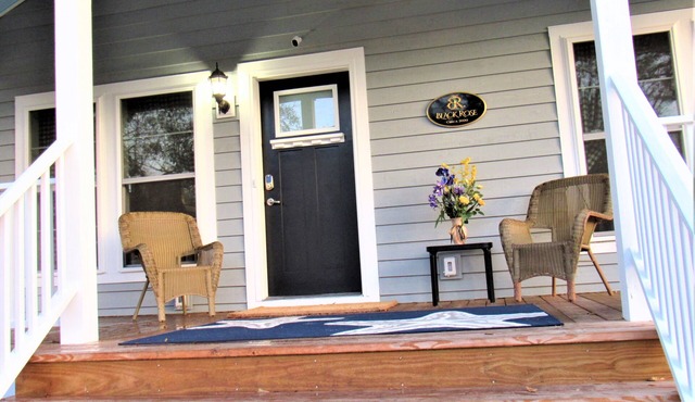 ALMOST NEW cottage in quaint historic downtown Morehead City. Built in 2020.