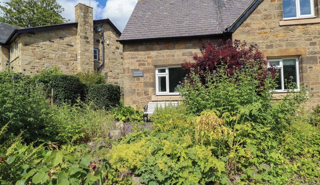 ALNSIDE COTTAGE, family friendly, with open fire in Alnmouth