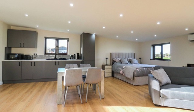 ALOE LODGE, romantic, with hot tub in Banham