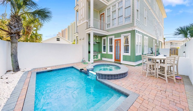 Aloha Beaches! just steps to the Beach! Private Pool Elevator New Remodel