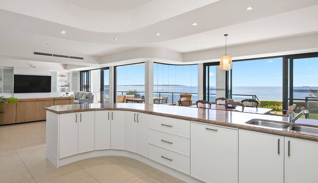 Aloha beachfront Beauty - 13 Elizabeth Dr