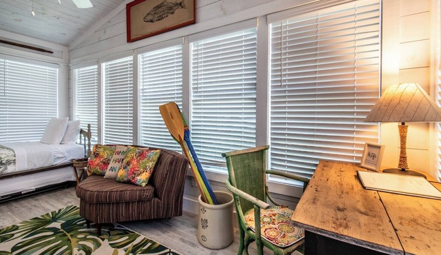 Aloha Cottage - walk to shops food beach