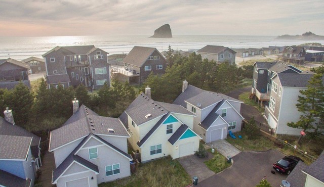 Aloha Dunes - Hot tub, EV plug, near beach, dog ok