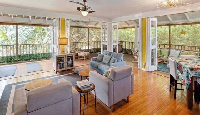 Aloha Luxe Molokai Beachhouse. Perfect for single, couples, or groups 3bdrm/2bth