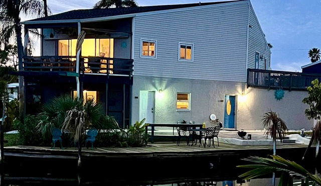 Aloha Royal Palms! Awesome private waterfront oasis 4 minutes to the Beach!