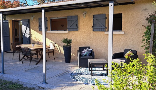 Along the voie verte, quiet country house, ideal for up to 2 people