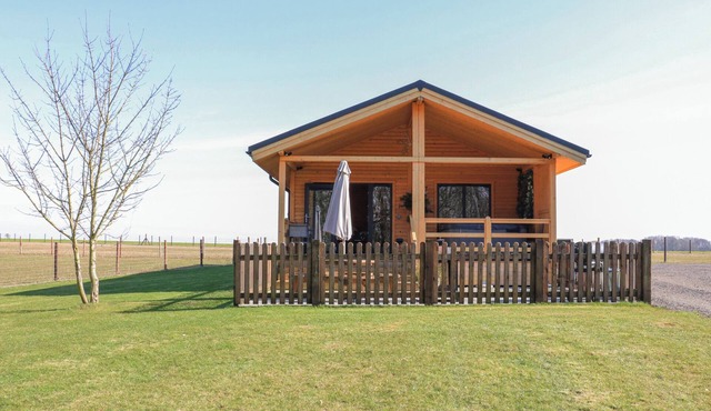 ALPACA LODGE, family friendly, with hot tub in Barkston
