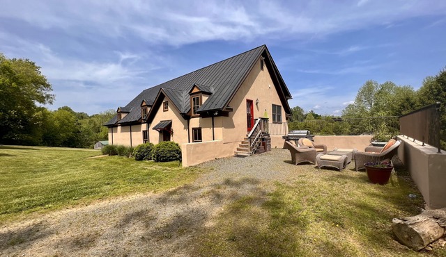Alpacas, Rolling Hills & Starry Nights – Peaceful 3-Bedroom Farm Retreat