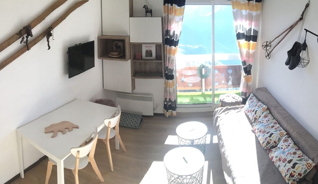 Alpe d'Huez-Eclose Est: contemporary apartment with south-facing view