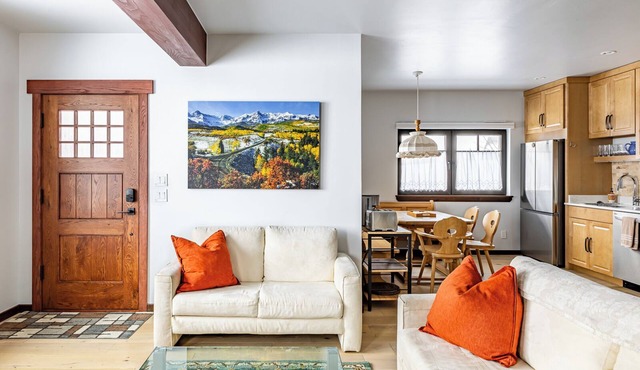 Alpen Edelweiss Chalet: A pet-friendly luxury apartment 5 mins. to trails & town