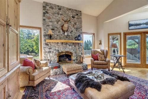 AlpenChalet | Rainier View, Hot tub, Wifi, BBQ