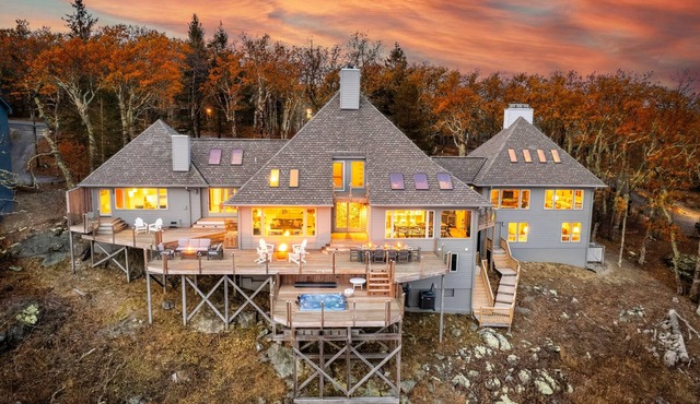 Alpenglow- Amazing views, 5 Masters, 5600sf