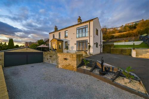 ALPHA HOUSE - Spacious 6 Bedroom Escape with Hot Tub, Games Room & Karaoke in Yorkshire