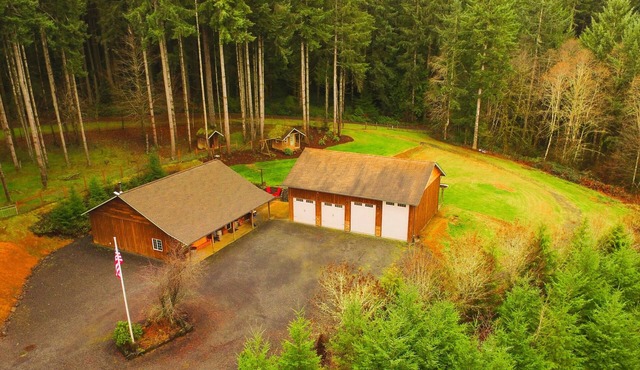Alpha Lodge, peaceful retreat, 14 guests max, fun & games, large parking area